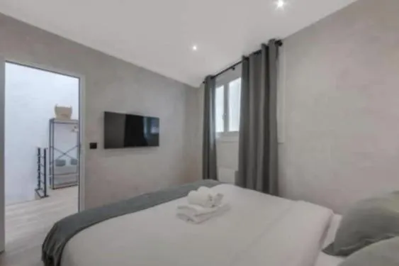 Maison De Charme Au Coeur De Batignolles Parijs